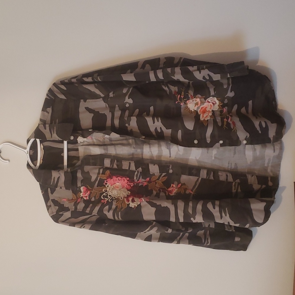 Soft Surroundings Small long sleeve Camo Maddox Embroided Button Up Shirt.